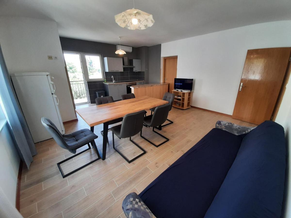 Apartments Tina Оміш Екстер'єр фото