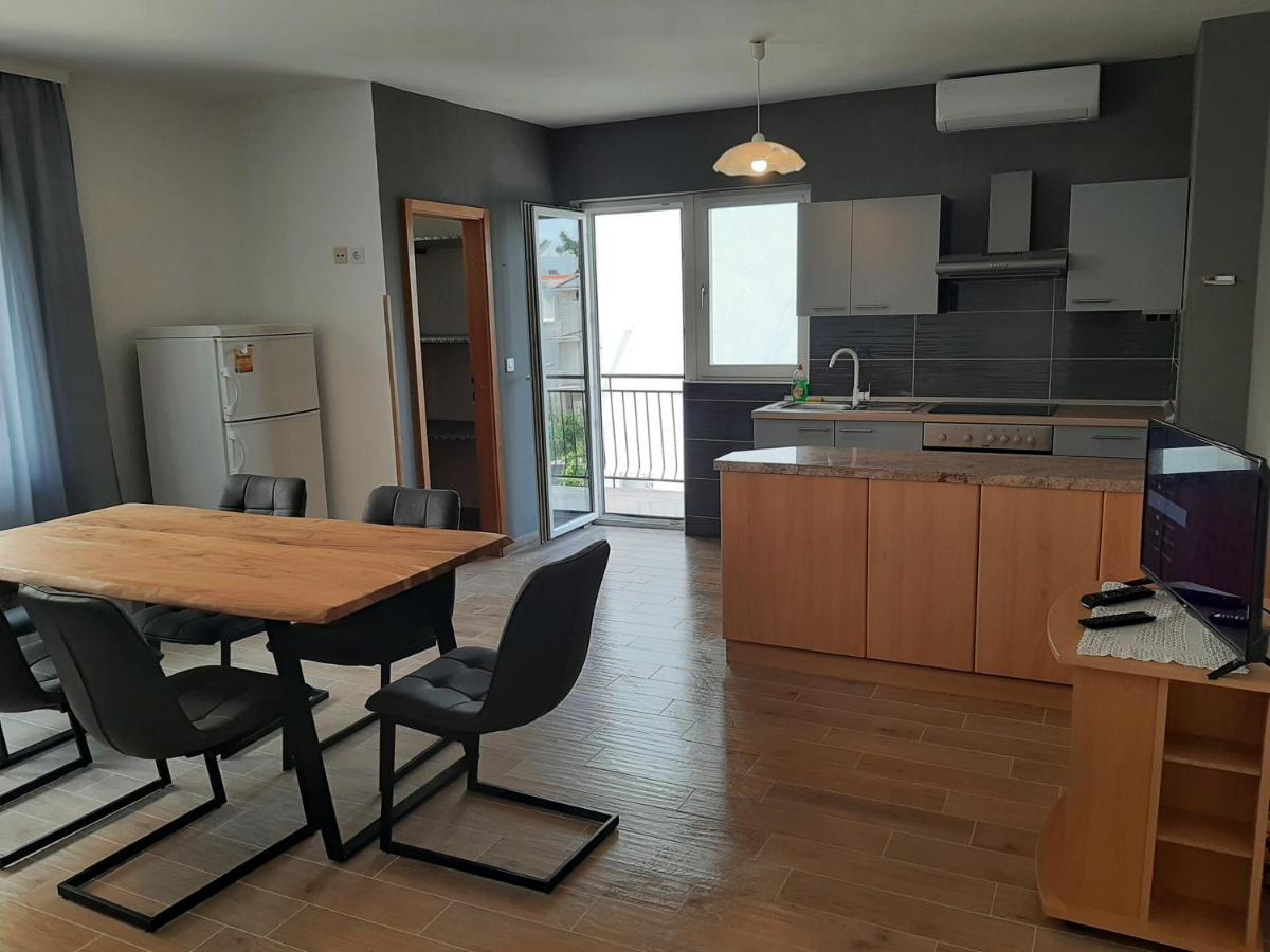 Apartments Tina Оміш Екстер'єр фото